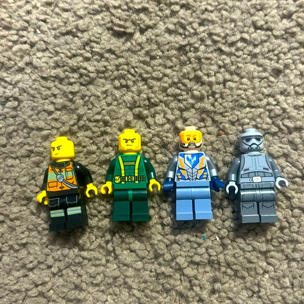 4 Lego mini figures!!!!
